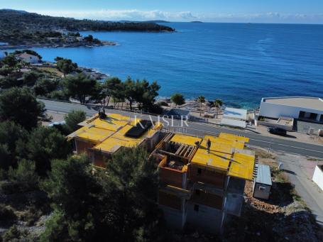 Primošten -  Ekskluzivan stan na drugom katu, 20 m od mora s prostranom terasom