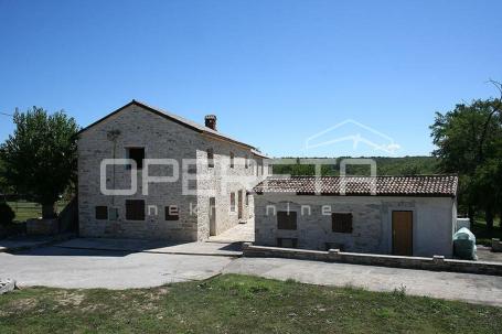 Buje, Kaštel - imanje 1909 m2 s ugostiteljskom namjenom i smještajem