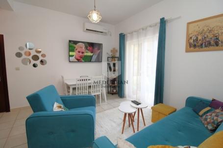 Herceg Novi – Đenovići, dvosoban stan površine 62m2 u neposrednoj blizini mora. 