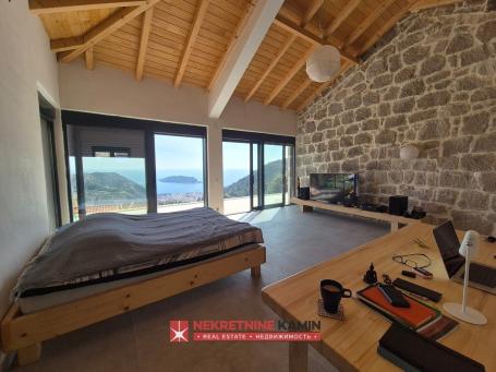 Renovirana kamena kuća sa panoramskim pogledom, Markovići, Budva