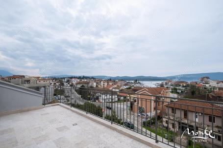 Ekskluzivna rezidencija na dva nivoa sa panoramskim terasama u centru Tivta