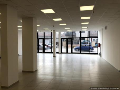 Atraktivan noviji ulični poslovni prostor 331m2 - Telep