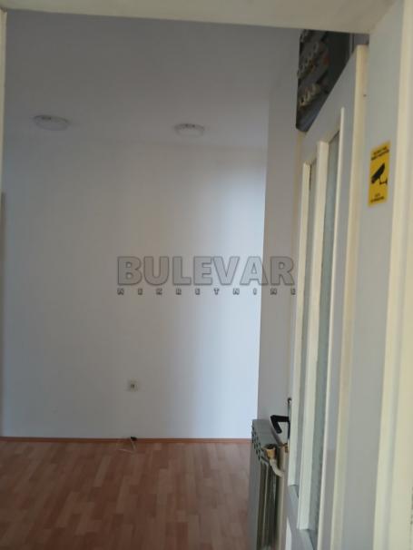 Izdaje se sprat kuće kod pozorišta od 93m2 kao poslovni prostor