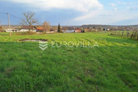 Draganić, zemljište 5330 m² s priključcima na mirnoj lokaciji
