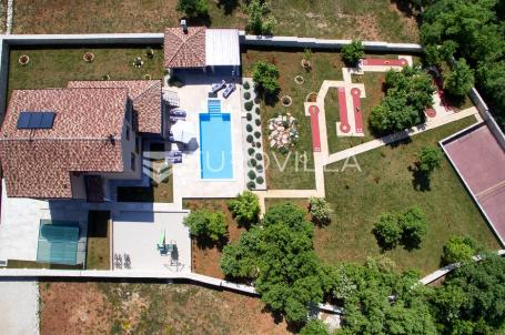 Istra, Svetvinčenat, 294 m² villa, bazen, jacuzzi te multifunkcionalno igralište na 2000 m² okućnice