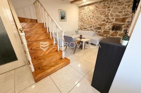 Novi Vinodolski, kuća trosobni stan od 85 m² s terasom, 250 m od mora