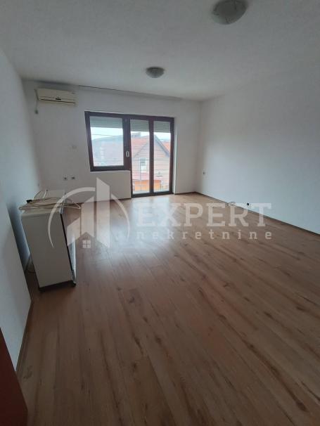 Izdaje se stan u kući na Ledenoj steni, 74m2