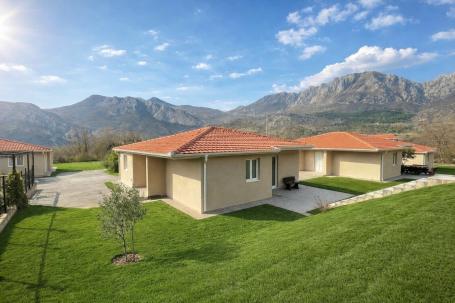 Kuća od 138 m² je na prodaju u udobnom zatvorenom naselju u Baru, Crna Gora. 