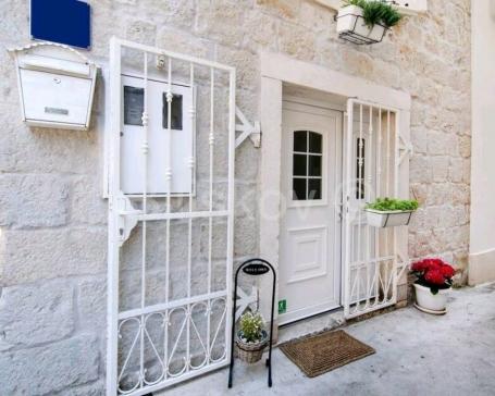 Kaštel Lukšić, renovirana kamena kuća u centru
