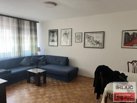 PETROVARADIN, 75m2 + dvorišna terasa, Troiposoban