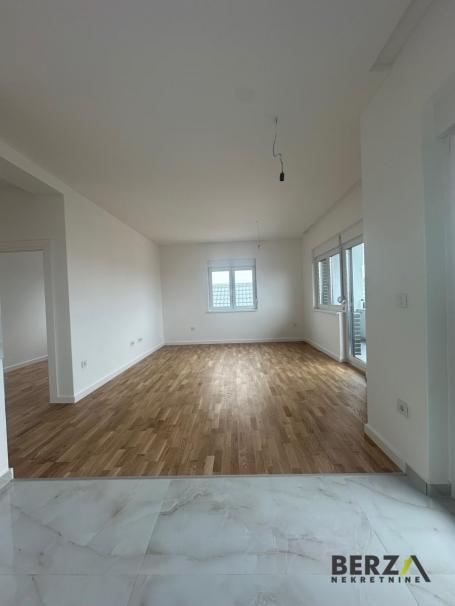 ODMAH USELJIV, ČETVOROSOBAN STAN, U BLIZINI NOVOSADSKOG PUTA, ODLIČNA LOKACIJA, GRATIS KROVNA TERASA