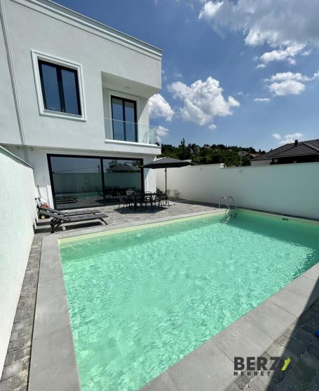 LUX KUĆA SA BAZENOM U SREMSKOJ KAMENICI