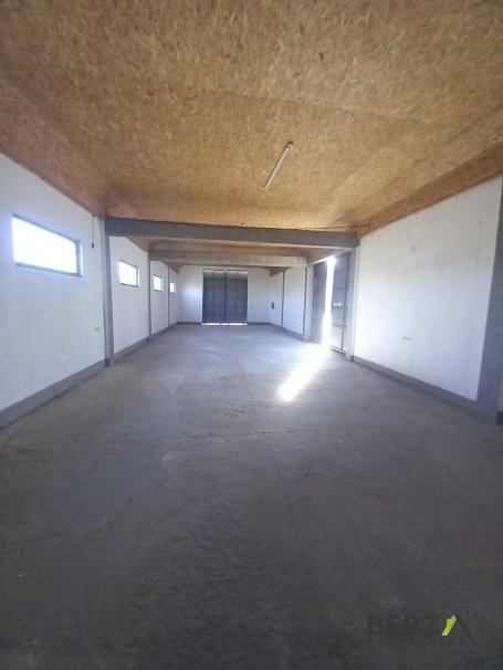  ODLIČNA HALA SA PARKINGOM I KAMIONSKIM PRILAZOM OD 150 M2 NA KLISI