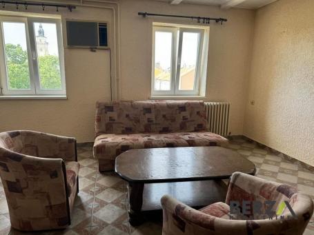KOMPLETNO NAMEŠTEN ČETVOROSOBAN PET FRIENDLY STAN U CENTRU