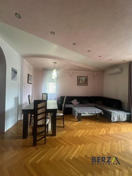 KOMPLETNO NAMEŠTEN TROSOBAN STAN NA NOVOJ DETELINARI