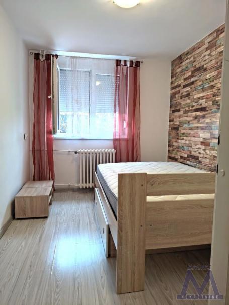 Novi Sad, na Bulevaru oslobođenja u blizini železničke stanice izdaje se namešten dvoiposoban stan o