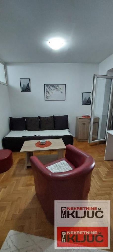 Dobar jednosoban stan na Adamovicevom naselju