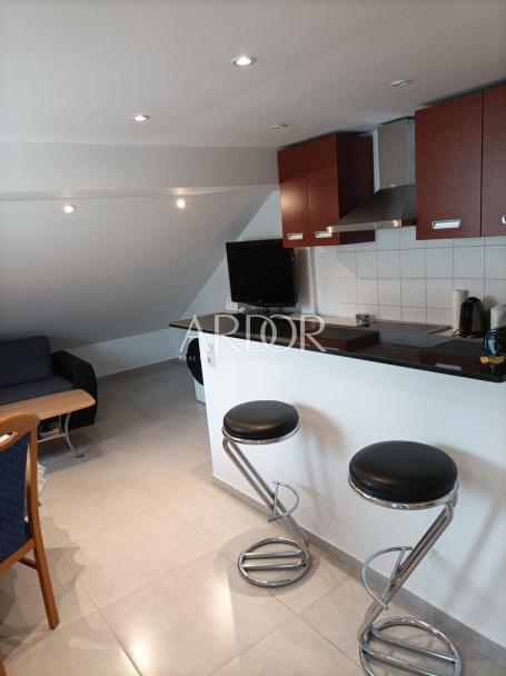 Jadranovo, novouređeni apartman, 45 m²