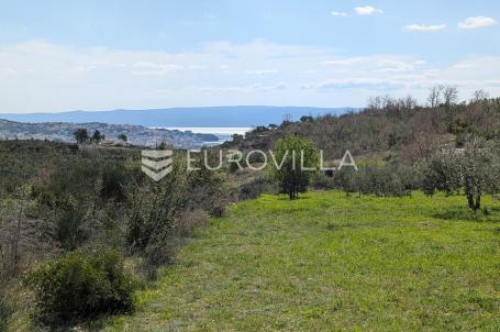 Mravince, zemljište ukupne površine 2.474 m² od čega 1.600 m² građevno
