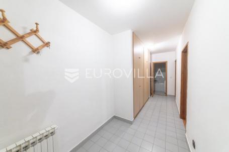 Vukovar, Borovo Naselje, dvosoban stan s loggiom 56,38 m² i spremištem