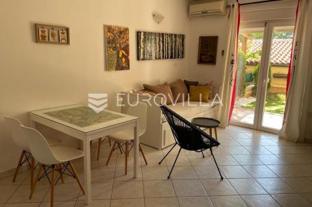 Istra, Peroj, stan na mirnoj lokaciji s vrtom