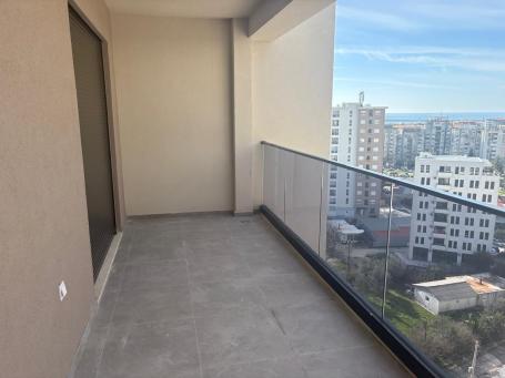 Spacious 3-bedroom apartment in the center of Bar with sea views