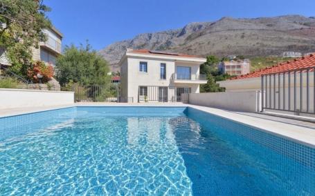 Une première sur la Riviera de Budva : Nouvelle villa de luxe à Reževići