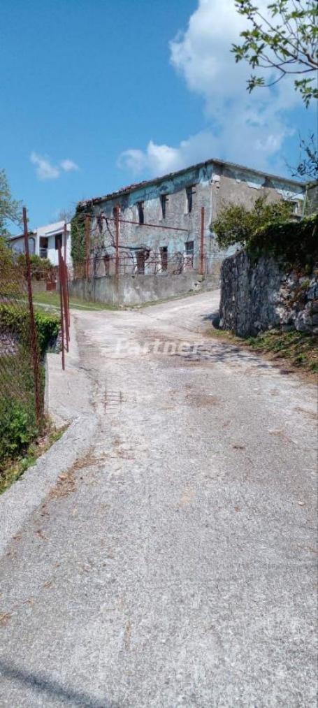 Plac 1550m2 sa starom kamenom  kucom 120m2
