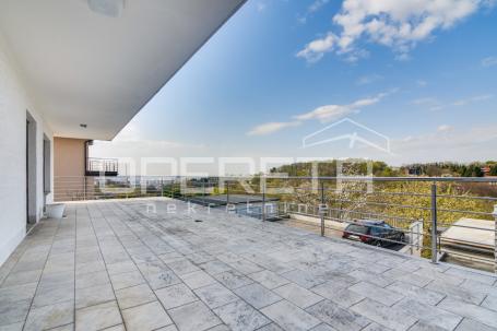 Pantovčak - poslovna zgrada ( 529m2) s pomočnim objektom 200m2, najam