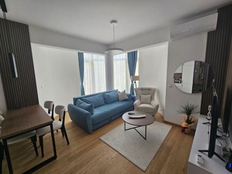 Izdaje se moderan jednosoban stan 42m² + terasa 20m² – Bečići, kod hotela Mediteran (na duzi period)