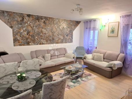 BUJE - Renovirana kamena kuća u starogradskoj jezgri 4SS+DB 
