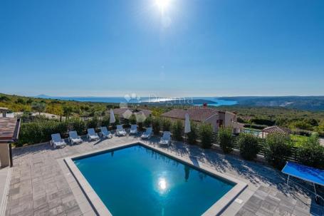 Kuća s dva stana, bazenom i pogledom na more – odlična investicija za turizam!