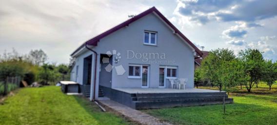 Uređena kuća s dvorištem u Dardi