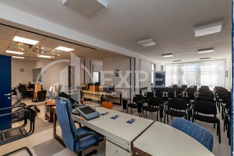 Poslovni prostor, Vožda Karađorđa, 232m2+133m2 podrum