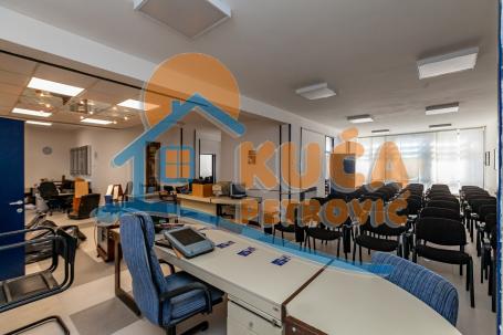 Poslovni prostor, Vožda Karađorđa, 232m2+133m2 podrum