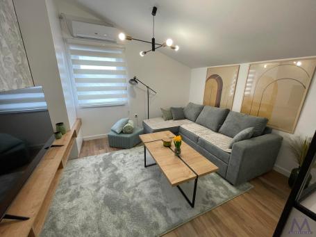 Kać, na glavnom Zrenjaninskom putu, u blizini Continental firme. Izdajemo lux, nov, moderno, komplet