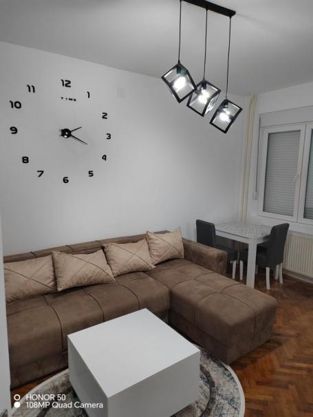 Izdaje se komforan i namešten stan nadomak centra