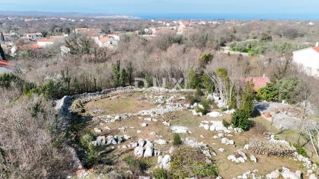 OTOK KRK, MALINSKA - Zemljište za vilu s bazenom, 836 m2, mirna lokacija okružena šumom