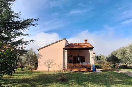 Istra, Buje okolica, šarmantna samostojeća kuća s velikom okućnicom i investicijskim potencijalom