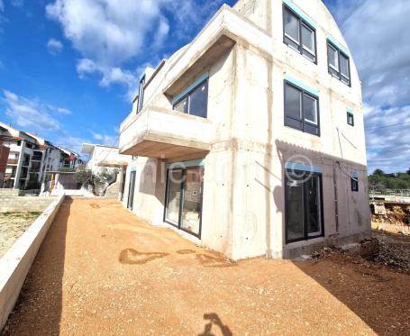 Moderan trosobni penthouse, Pirovac