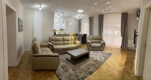 Porodičan stan sa privatnim dvorištem, garažom i mini teretanom – Grbavica - 130m²