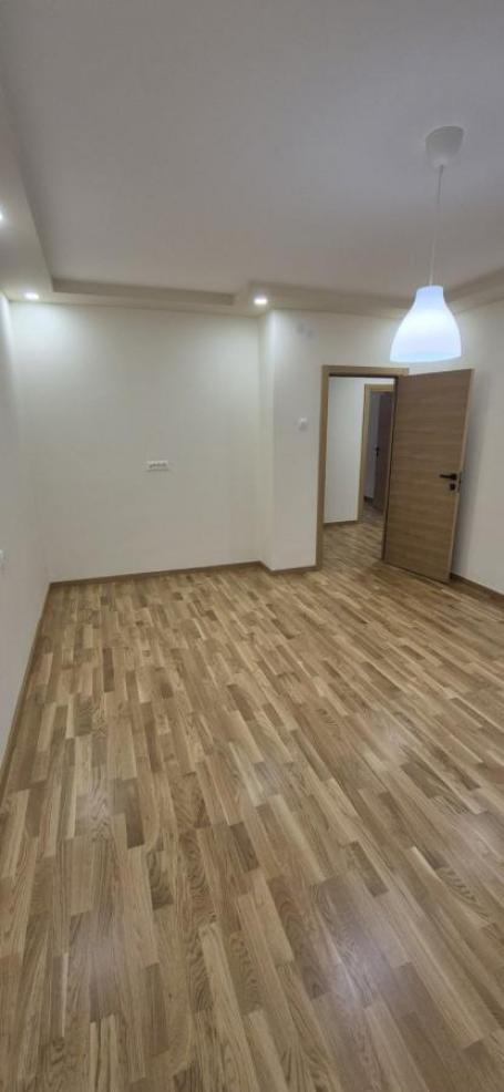 Renoviran trosoban stan u Durlanu