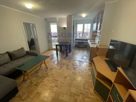 Na prodaju kompletno renoviran trosoban stan na Novom Naselju. 