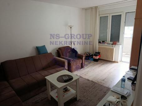 Na prodaju trosoban stan površine 73m². 