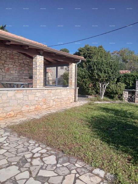 Kuća Blizina grada Umaga. Prodaje se duplex kuća, 123.65 m2 na samoj obali mora, 10 metara do mora. 
