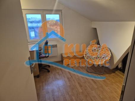 Troiposoban stan 64m2, Crveni Pevac