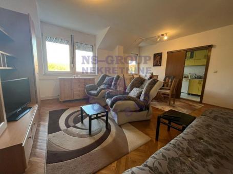 Komforan trosoban stan na traženoj lokaciji na Novom Naselju. 