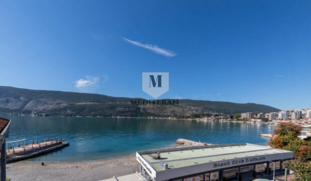 Herceg Novi - Topla, komforan trosoban stan na obali mora površine 128m2. 