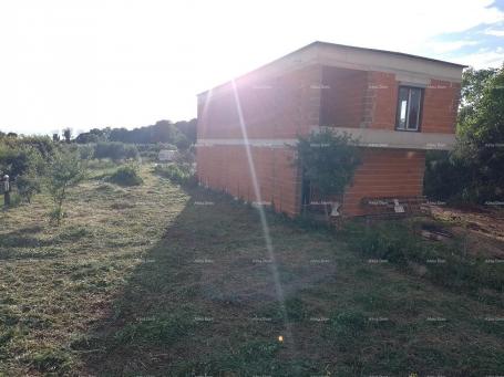 Građevinsko zemljište VALTURA - građevinska parcela u neposrednoj blizini osnovne škole / prodaja