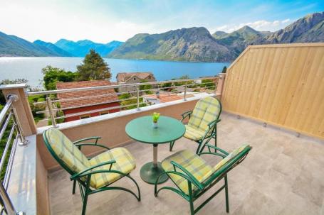 Kompletno opremljen hotel sa restoranom i pogledom na more – Dobrota, Kotor (IZDAVANJE NA DUZI PERIO